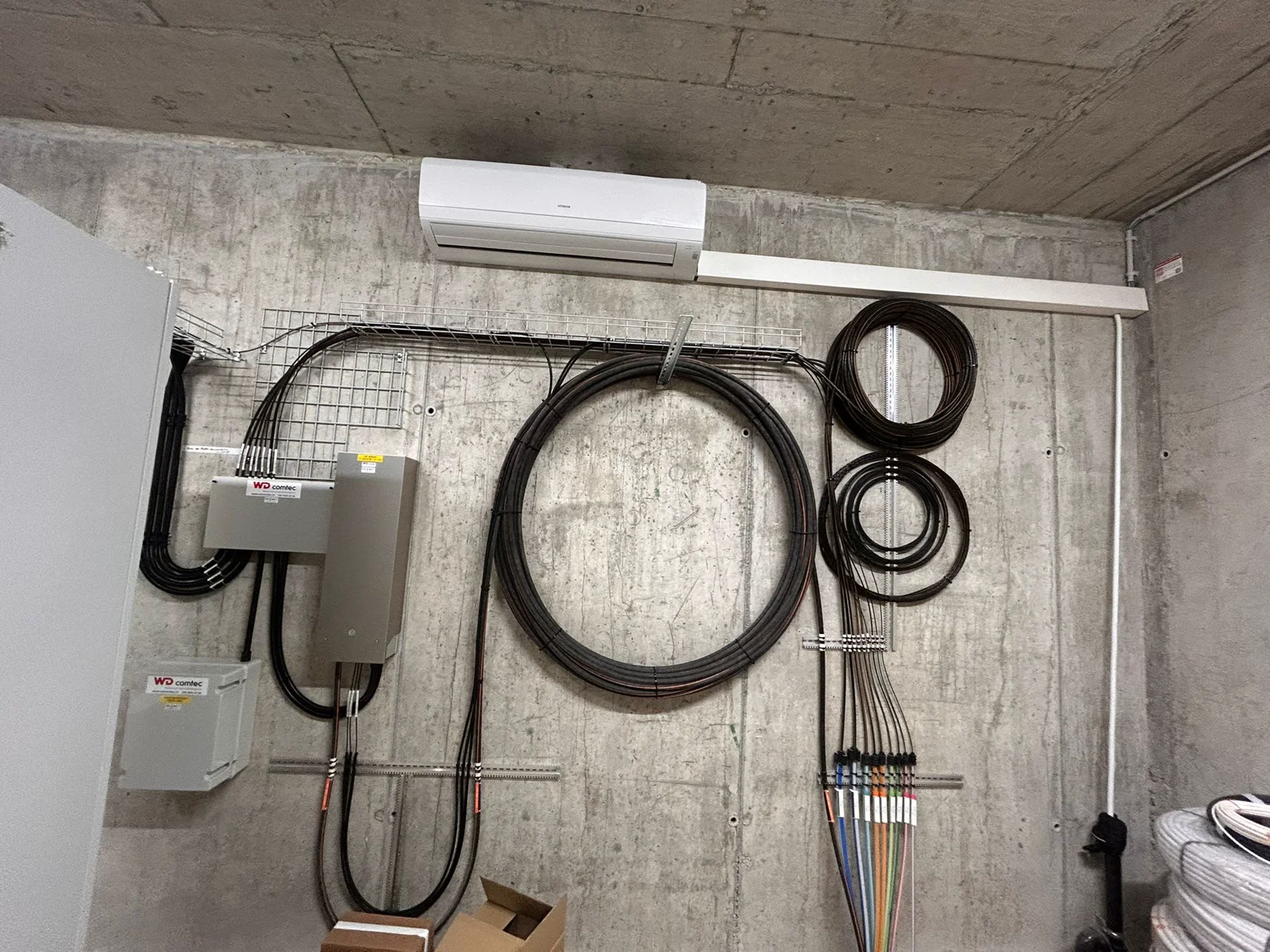 Technikraum mit Kabelreserven und farbigen Mikrorohren