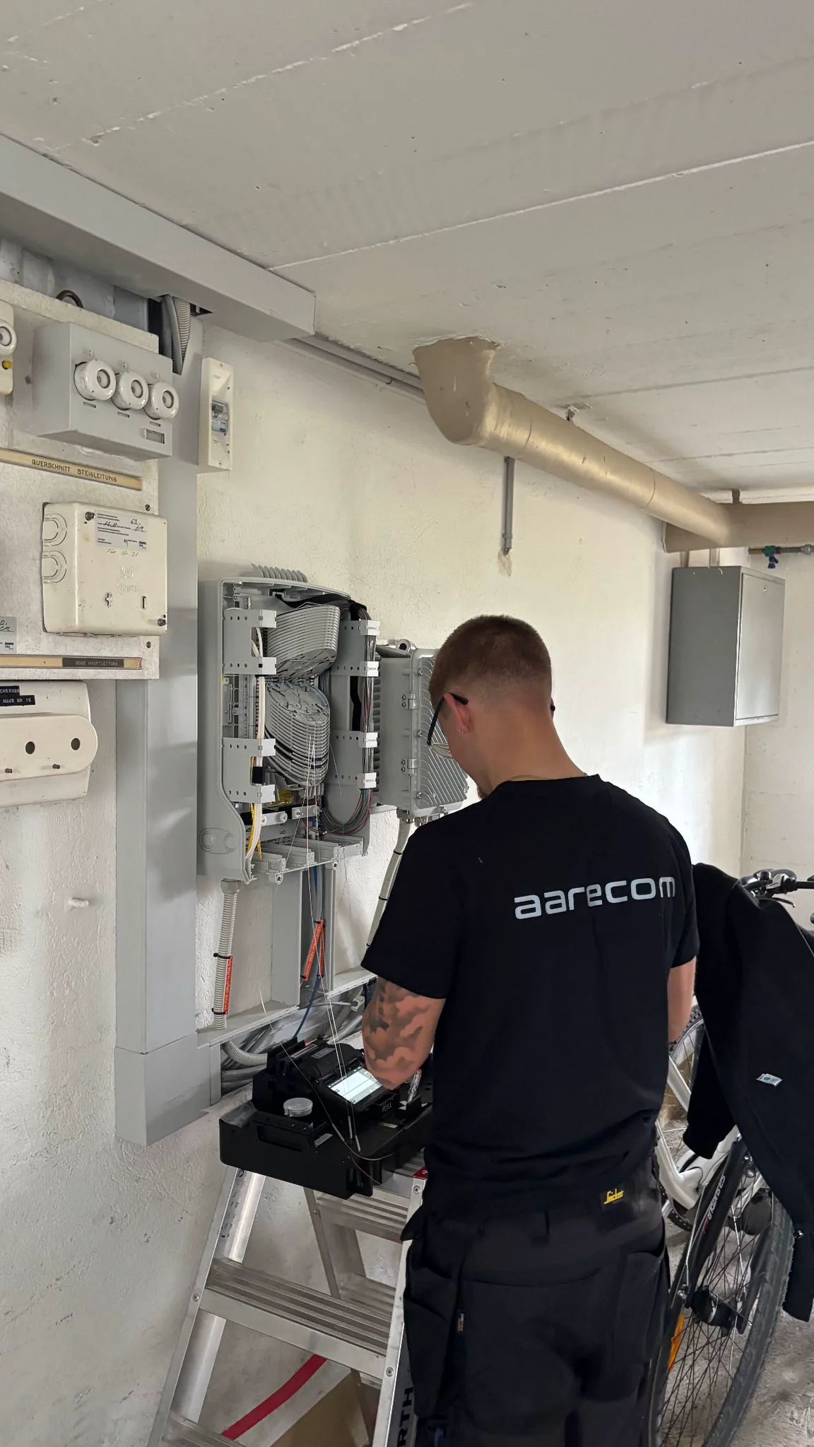 aarecom Techniker rüstet einen Altbau-Hausanschluss nach